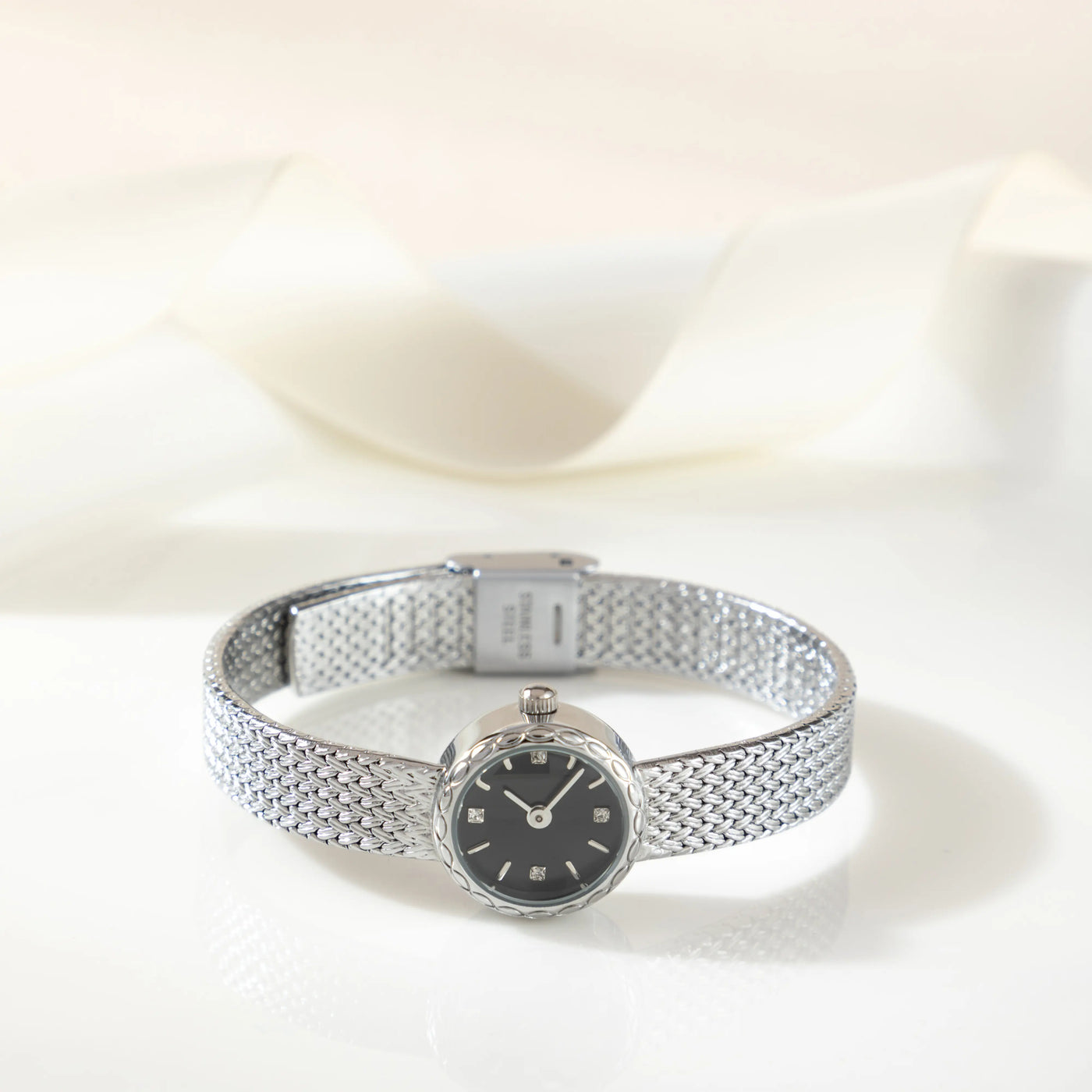 Eterna Glow Round Mesh Watch